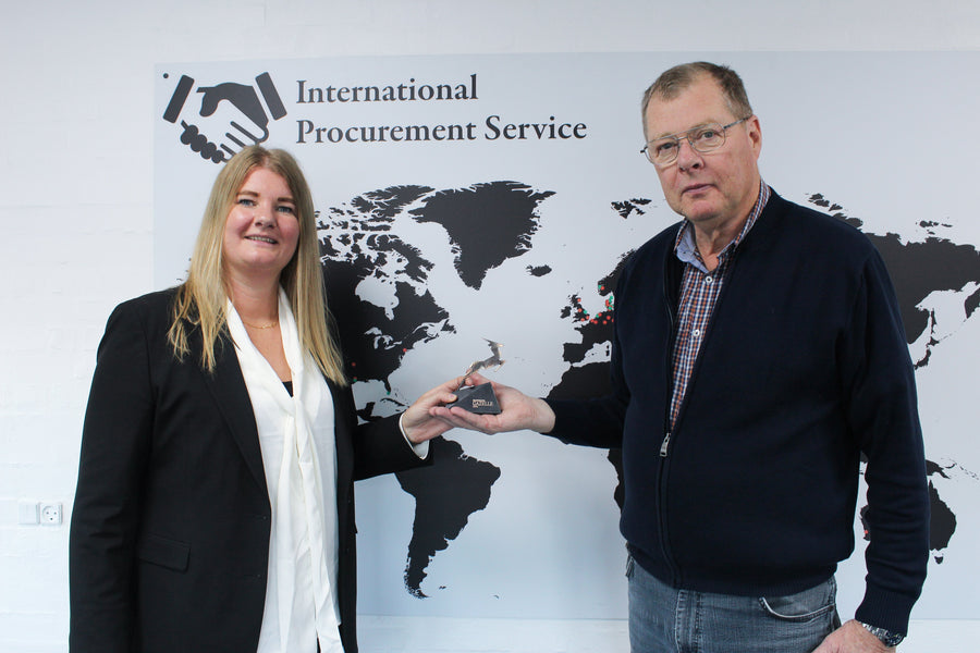 Founders of International Procurement Service showing the Børsen Gazelle 2024 award.